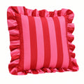 Cuscino decorativo 45 x 45 cm in tessuto sintetico satinato rosso e rosa a righe con volant